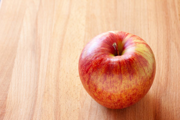 木のカットボードの上のりんご