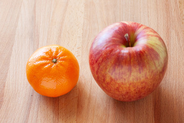 木の上のりんごとみかん