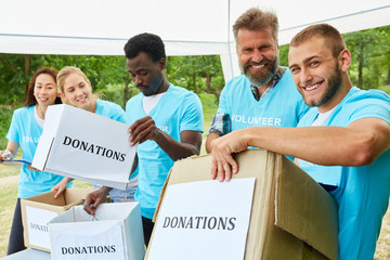 Volunteer volunteer collects donations