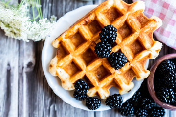 Petit déjeuner gaufre et mûres fraiches