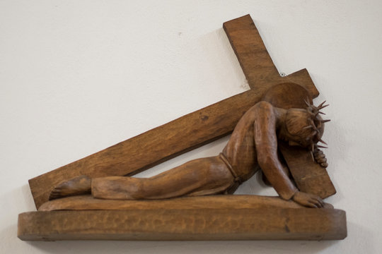 Jesus tr&auml;gt das Kreuz - Holzschnitt in de katholische Kirche St. Marien - Liebfrauen in der Wrangelstrasse in Berlin-Kreuzberg
