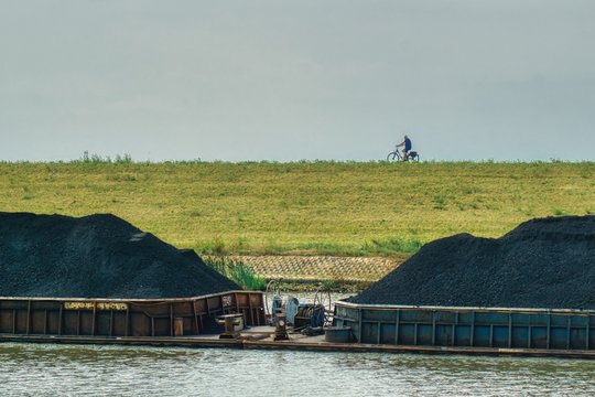 Odrą płynie zestaw pchany złożony z dw&oacute;ch połączonych barek, przew&oacute;z węgla kamiennego do elektrowni