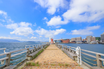 Fototapeta premium 唐戸市場から見た防波堤灯台と下関市内 山口県下関市