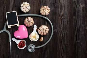 Obraz na płótnie Canvas Garlic and oil capsules and Heart health benefits