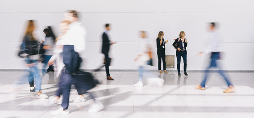 Viele anonyme Leute gehen auf Business Messe