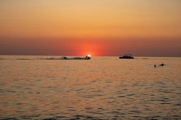 Закат солнца на тёплом и чистом море