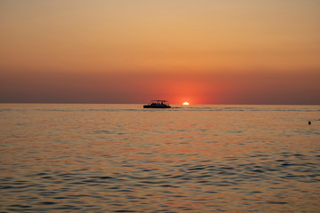 Закат солнца на тёплом и чистом море