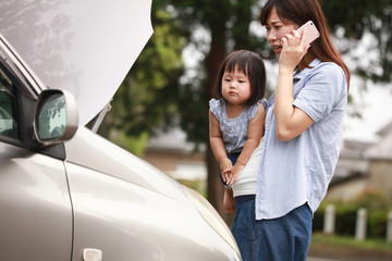 車が故障した母親と女の子