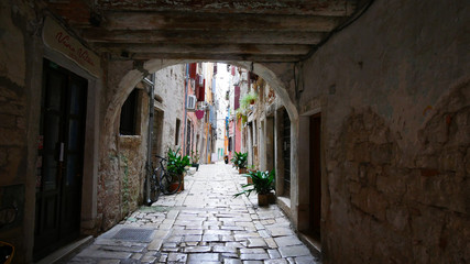 Fototapeta premium Rovinj, Kroatien: Straße mit Überbau in der Altstadt