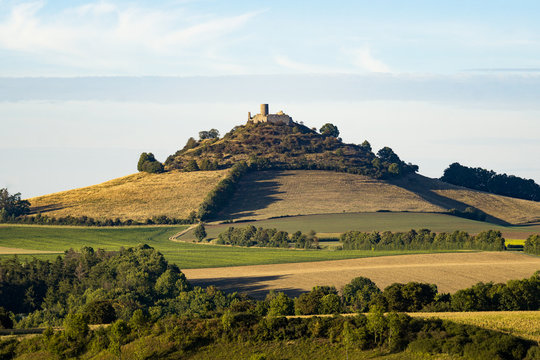 Der Desenberg mit Burgruine bei Sonnenuntergang, Warburg, Kassel, Deutschland