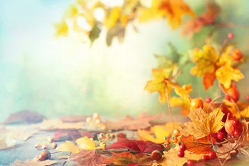 Zelfklevend Fotobehang Thanksgiving of herfstscène met bladeren en bessen op houten tafel. Herfst achtergrond met vallende bladeren. © Svetlana Kolpakova