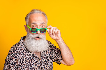 Close up photo of astonished man seeing something strange in front of him while isolated with yellow background - obrazy, fototapety, plakaty
