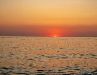 Закат солнца над Чёрным морем в посёлке ЛОО