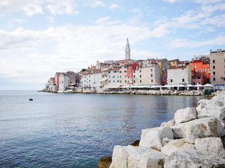 Rovinj, Kroatien: Blick auf die Skyline der auf einer Halbinsel gelegenen Stadt