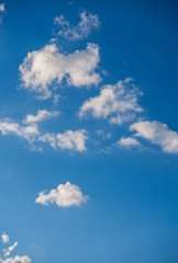 Wolkengebilde am blauem Himmel