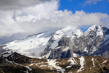 Marmolata Gebirgsstock mit Schnee im Frühling, Dolomiten, Italien, Europa