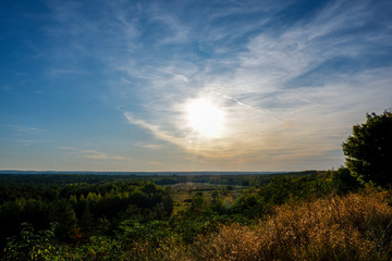 Wolkengebilde und Spuren von Flugzeugen am blauem Himmel