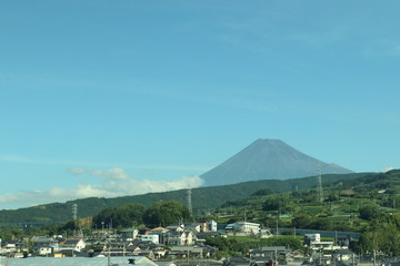 Fototapeta na wymiar 車窓から見た富士山