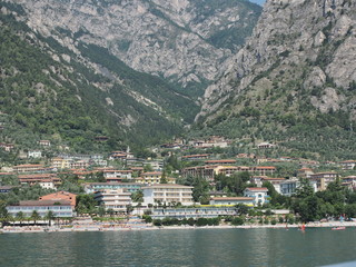 Fototapeta premium Limone sul Garda - italienische Gemeinde am Westufer des Gardasees in der Provinz Brescia in der Lombardei 