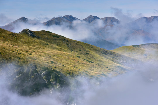 Tatry Zachodnie - Szlak na Czerwone Wierchy w tle Rohacze, Wołowiec, Pachoł, Spalona Kopa i Salatyn