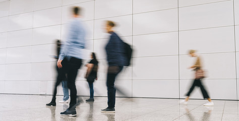 Anonyme Menge Leute geht durch Halle einer Messe