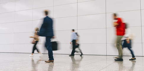  Anonyme Menge Leute auf der Messe