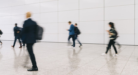 Anonyme Gruppe Menschen im Gang einer Messe