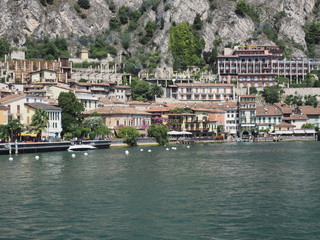 Fototapeta na wymiar Limone sul Garda - italienische Gemeinde am Westufer des Gardasees in der Provinz Brescia in der Lombardei 