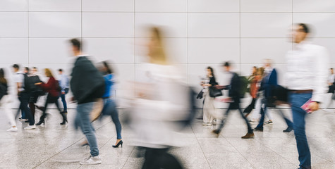 Viele anonyme Leute auf Konferenz oder Shopping Mall