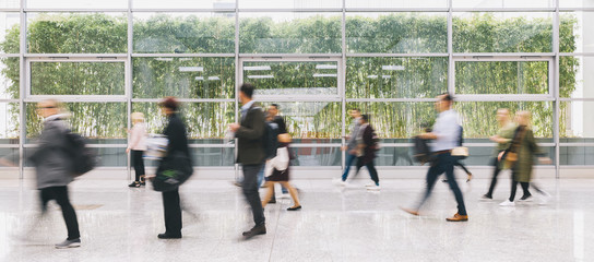Viele verschwommene Menschen gehen durch Büro