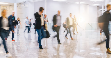 Viele anonyme Menschen in Bewegung auf Flughafen