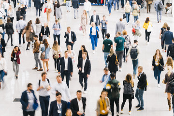 Anonyme Masse Leute in Messe oder Einkaufszentrum