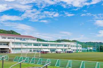 学校のサッカーグランド　サッカー部　部活　試合　練習　校舎