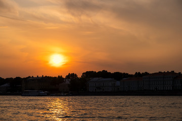 Fototapeta premium Sunset over the Neva river in St. Petersburg