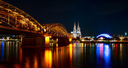 Fototapeta premium Köln mit Rhein, Dom und Hohenzollernbrücke