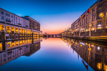 Binnenalster in Hamburg kurz vor Sonnenaufgang