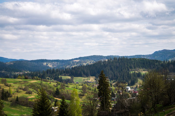 Obraz premium Mountain trip, cable car ride with mountain and forest view.