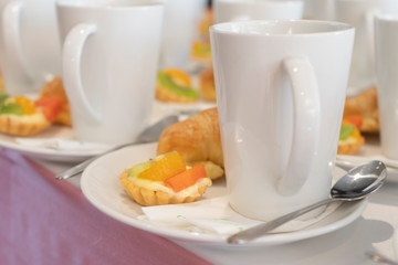 Snacks and tea, coffee provided by the hotel for customers.