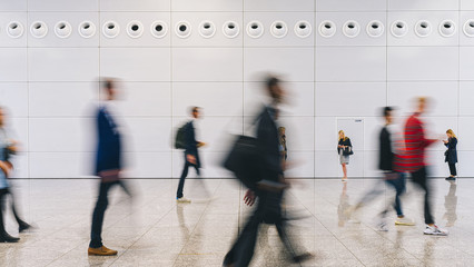 Anonyme Menschenmenge geht auf Messe
