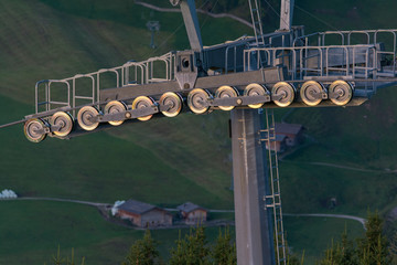 Skiliftpfeiler auf der Seiseralm im Morgenlicht