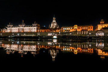 Elbufer und Brühlsche Terassen in Dresden bei Nacht