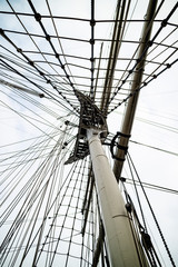 Obraz premium Masts and rigging of a sailing ship