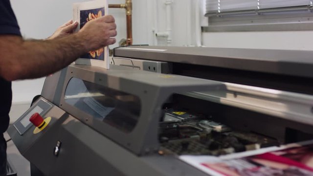 Papier in einer Papierschneide Maschine - Papers in a papercuttingmachine