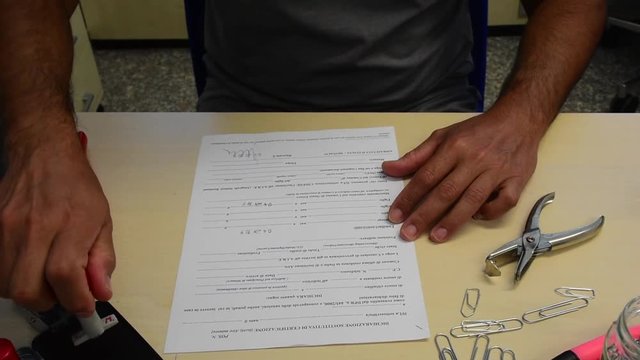 Timbro su certificati. Lavoro di un burocrate nel suo ufficio