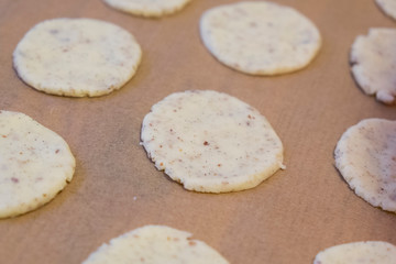 Backen in der Weihnachtszeit - Teig für Schneeflöckchen-Plätzchen aus Speisestärke liegen auf...