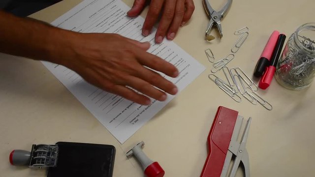 Timbro su certificati. Lavoro di un burocrate nel suo ufficio