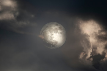 Obraz na płótnie Canvas Overcast full moon