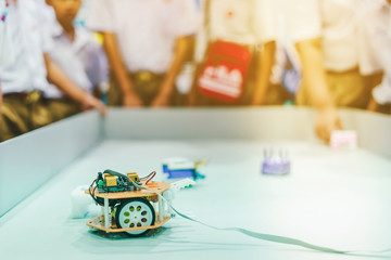 Students are testing robot control in an elementary school laboratory.