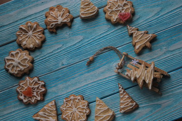 Christmas cookies lie on a gray background, laid out in a round frame.