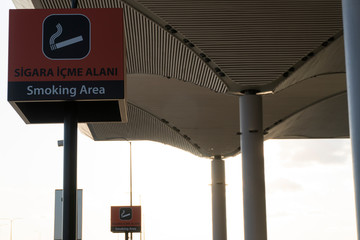 Obraz premium smoking area sign on istanbul airport